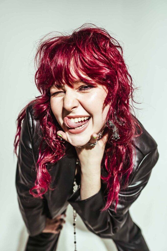 I giovani della Generazione Z rischiano di incorrere nell’odio sui social: ne parla Karin Ann col singolo “Looking at porn”